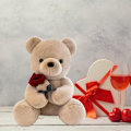 Miniatyrbillede 4 af 5: Sød og krammelig bamse, 25 cm med rose. Blød pelsbamse. Udstoppede bamse. Lavet af