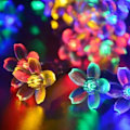 Miniatyrbilde 1 av 4: 7m 50 LED Fargerike Utendørs Solcelle Lyslenker, Vanntette Lyslenker med Kirsebærblomstform, 8 Moduser Hagelys