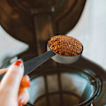 Miniatyrbillede 2 af 4: 2-i-1 Kaffemåleskeer, 304 Rustfrit Stål Spiseskefuld Måleske, med Presset Bund til Kaffebønne Presning Kaffeformalingspresning (Sølv 15 ml)