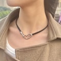 Miniatyrbillede 2 af 5: Udvalg af læderarmbånd til kvinder Trendy hjerte charm armbånd Halskæde Læder wrap armbånd Læderkrave (sort)