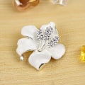 Miniatyrbild 3 av 5: Elegant brosch i form av blommor och kristall 29,8g
