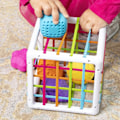 Pikkukuva 3 / 5: Fat Brain Toys - Fat Brain Nuori, Värikäs Aistikuutio, Joka Herättää Uteliaisuutta Ja Muotojen Tutkimista