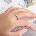 Miniatyrbillede 2 af 3: (Nr. 5) Spidst V-formet klassisk enkelt ensfarvet forlovelsesring i rustfrit stål med ferskenhjerteformet titanium stålring