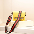 Pikkukuva 4 / 7: Olkalaukkuhihna, vaihdettava crossbody-laukku, raidallinen Black Red