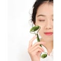 Pikkukuva 5 / 5: Gua Sha kaavin + Jade Roller - vihreä