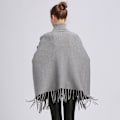 Miniatyrbild 3 av 3: Lös turtleneck Pullover Wrap sjal med fuskpäls trimning Fladdermusblus med tofs stickning Cape for Lady