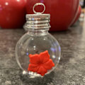Miniatyrbild 8 av 8: Återanvändbara Partyflaskor, Klassisk Glödlampsdesign Transparent + Röda Plast Spritbollar, Fyllbara Julgranskulor för Återanvändbara Partyflaskor DIY