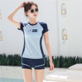 Miniatyrbild 10 av 11: Kortärmade kvinnor Rashguard med pojkshorts Tvådelade delade baddräkter Studenter agkontroll badkläder för semester Blue M