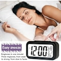 Miniatyrbild 3 av 4: Digital väckarklocka med temperatur- och datumvisning, snoozefunktion, smart ljussensor, digital väckarklocka för hem och kontor