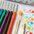 Miniatyrbild 3 av 5: 45-delar kit med virknålar, markörer, måttband - Knitting Kit multicolor