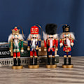 Miniatyrbillede 4 af 5: 5-Tommer Træ Nøddeknækker Ornament 4-Sæt - Jule Nøddeknækker Soldat Nøddeknækkere Dekorationer Juleferie