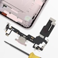 Pikkukuva 4 / 4: AVIZAR:n Latausliitin Apple iPhone 15:lle - USB C -portti + Vaaleanpunainen Mikrofoni Rosa