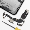 Pikkukuva 4 / 4: Latausliitin Apple iPhone 15 - AVIZAR - USB C -portti + Mikrofoni Musta Svart