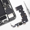 Pikkukuva 4 / 4: Lightning-latausliitin - RELIFE - iPhone SE 2022 - Integroitu mikrofoni - Musta - Langallinen Svart