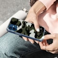 Pikkukuva 3 / 4: iPhone 12 ja 12 Pro -kotelo, jossa on vihreä Guess-naamiointikuvio vihreä