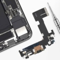Pikkukuva 4 / 4: Lightning-latausliitin - RELIFE - iPhone 13 - Integroitu mikrofoni - Vihreä väri - 1 yksikkö Grön