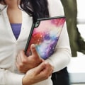 Miniatyrbillede 3 af 4: Housse til iPad Air 2020 - Apple - Sort Galaxiemønster - Øko-læder - Videoopstilling - Tastaturstøtte Svart