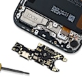 Pikkukuva 4 / 4: AVIZAR-latausliitin Honor 200:lle - Musta - USB-C-portti ja integroitu SIM-lukija Svart