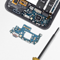 Pikkukuva 4 / 4: Samsung Galaxy S24 FE:n alkuperäinen musta USB-C-latausliitin Svart