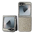 Miniatyrbillede 1 af 6: Samsung Galaxy Z Flip6 etui - Guess Glitter Script (GUHCZZF6HGGSHD) - Guld