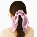 Pikkukuva 3 / 3: Chouchou Lyhyt Satiini Hiuskumit Kukka Elegantti Vaaleanpunainen Rosa