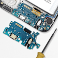 Pikkukuva 4 / 4: Samsung Galaxy M34 USB-C -latausliitin mikrofonilla ja mustalla pistokkeella Svart