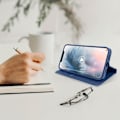 Miniatyrbillede 3 af 4: Hus til iPhone 12 / 12 Pro - AVIZAR - Øko-læder med carbon-effekt - Video støtte - Kortholder - Mørkeblå Midnattsblå Blå