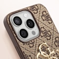 Miniatyrbillede 4 af 5: Cover til iPhone 15 Pro med Præcise Udsparinger og Hævede Kanter Guess Brun kastanj