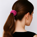 Miniatyrbillede 3 af 3: Chouchou Klassisk til Hår i Minimalistisk Fuchsia Satin Plissé Fuchsia Rosa