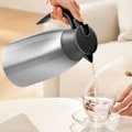Pikkukuva 2 / 5: Pichet thermos 2L Cheffinger - Ilmaa eristävä ja antibakteerinen kaatonokka - Harmaa Grå