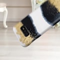 Miniatyrbild 4 av 5: Coque Galaxy S10e - Ideal of Sweden - Glänsande Lakrits - Resistent - Trådlös laddning QI Gul
