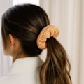 Miniatyrbillede 3 af 3: Chouchou klassisk til hår i retro gul velourstrik Gul
