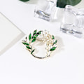 Miniatyrbild 2 av 5: Gardenia Blomsterbrosch Snygga Gröna Blad Modeaccessoarer för Kvinnor