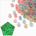 Miniatyrbillede 5 af 5: 600 stk. alfabetiske perler farverige akryl lysende bogstavperler til DIY håndlavede smykker armbånd halskæde 4x7mm