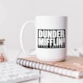 Pikkukuva 4 / 5: The Office TV-sarjan kahvimuki - Mikroaaltouunin ja astianpesukoneen kestävä keraaminen hauska kuppi (Dunder Mifflin)