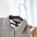Miniatyrbillede 5 af 5: Velour Bøjler 20-pak - Skridsikre Tøjbøjler med Slipsestang & 360 Krog - Holdbare & Robuste, Pladsbesparende Garderobeorganisatorer (Sort)