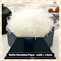 Miniatyrbild 2 av 5: Vitt raffia strimlat papper - 100g, perfekt för presentkorgar och festdekorationer