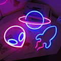 Pikkukuva 1 / 5: Neon-seinäkoristeet: LED-valot - Avaruusaiheet, Alien-planeetta, Raketit (3 kpl)