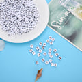 Miniatyrbillede 7 af 8: 500 stk. Akrylperler Firkantede DIY Håndlavede Perletilbehør Engelsk Alfabet 6mm (Hvid)