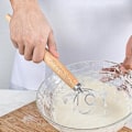 Miniatyrbillede 2 af 4: Melangemaskine med Eg Træhåndtag - 13 Tommer, Rustfrit Stål Spiral Æggepisker
