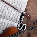 Miniatyrbillede 8 af 8: 2 stk. Musikbogsnoteklips i plast til fastgørelse af noder - Gul/sort