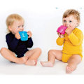 Miniatyrbilde 4 av 4: Optimalisert tittel: Unik vinklet design tohåndtert babykopp - Vitality Orange Cup