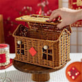 Miniatyrbilde 3 av 5: Rattan Husformet Kurv med Lokk, Høstflettkurv
