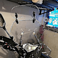 Miniatyrbild 3 av 5: Transparent Färgad Universal Motorcykel Justerbar Vindruta Förlängning Vindskydd Spoiler Deflektor