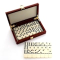Miniatyrbild 3 av 5: 1 Set Hållbar Brun Trälåda Domino Dominobrickor Klassiska Siffror Bordsspel för Pojkar Flickor Party Favörer
