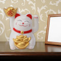 Miniatyrbillede 4 af 7: 2-tommers solcelledrevet vinkende arm Lucky Cat Ornament Bydende vinkende hånd Rigdom Fortune Cat White