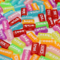 Pikkukuva 1 / 5: Moniväriset 8x15mm pyöreät aakkoshelmet tee-se-itse-korujen valmistukseen ja askarteluun
