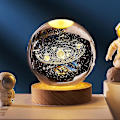 Miniatyrbillede 1 af 4: 3D Rum-Galakse Krystalkugle med Træbase og LED Natlys
