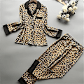 Miniatyrbild 1 av 5: Leopardmönstrad siden-satäng pyjamasset för kvinnor