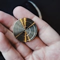 Miniatyrbillede 8 af 8: Spinning Desk Toy Metal Flowing Spiral Coin Decompression Desktop Coin